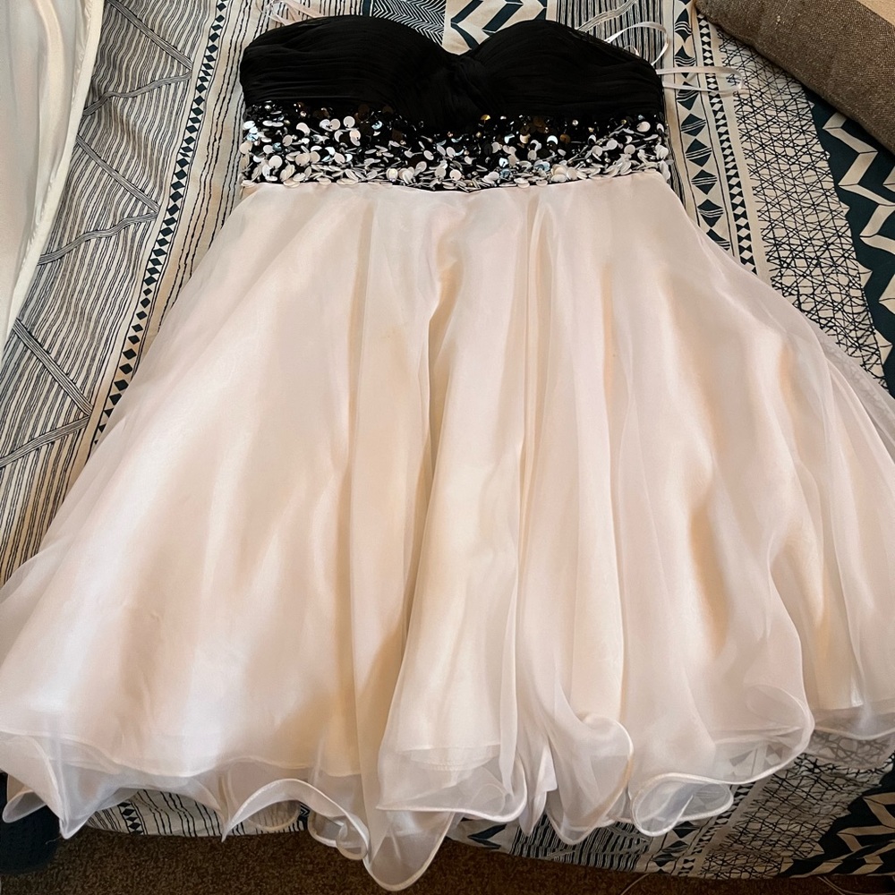 Cute dress for any event, was worn for 1 homecoming!